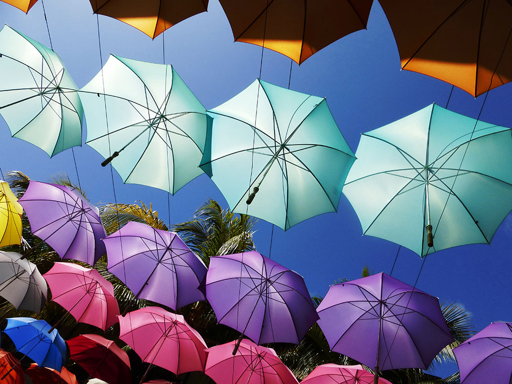 Caudan Waterfront Maurice parapluies colorés suspendus